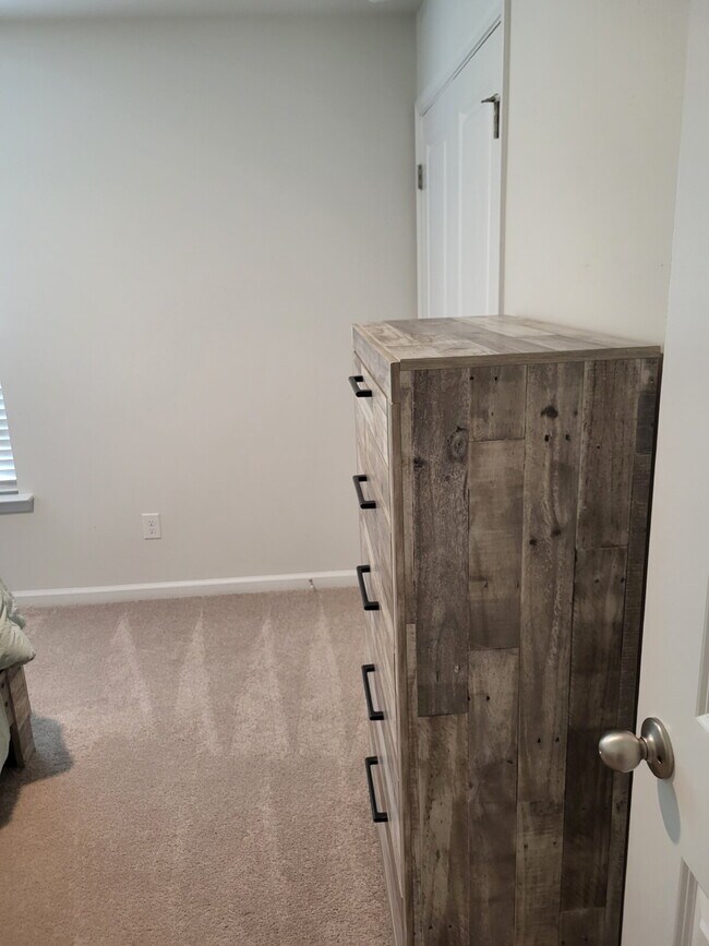 Building Photo - "Spacious Fully Furnished 4-Bedroom Townhouse in Summerville with 3 Full Baths – Your Perfect Fam...