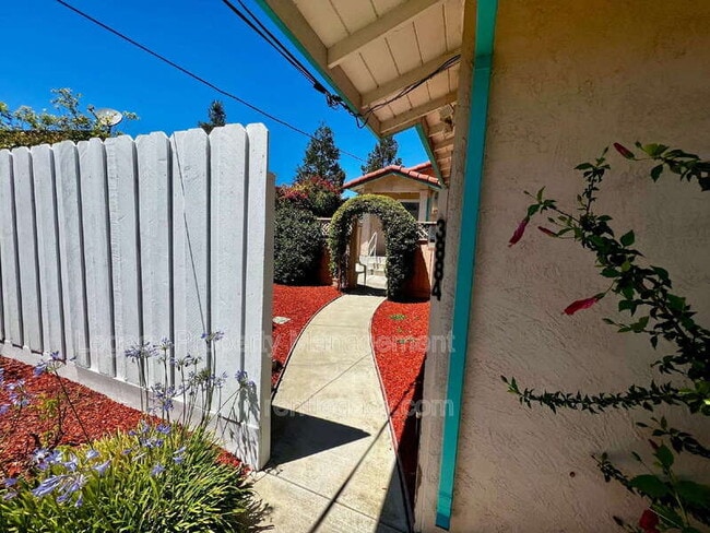 Building Photo - 3884 Bayview Cir