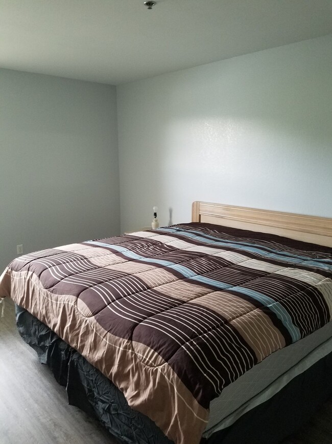 Building Photo - Recently Renovated 1 Bedroom 1 Bath  Walk-...