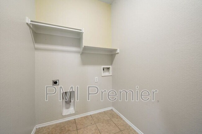 Building Photo - 8420 Silverbell Ln