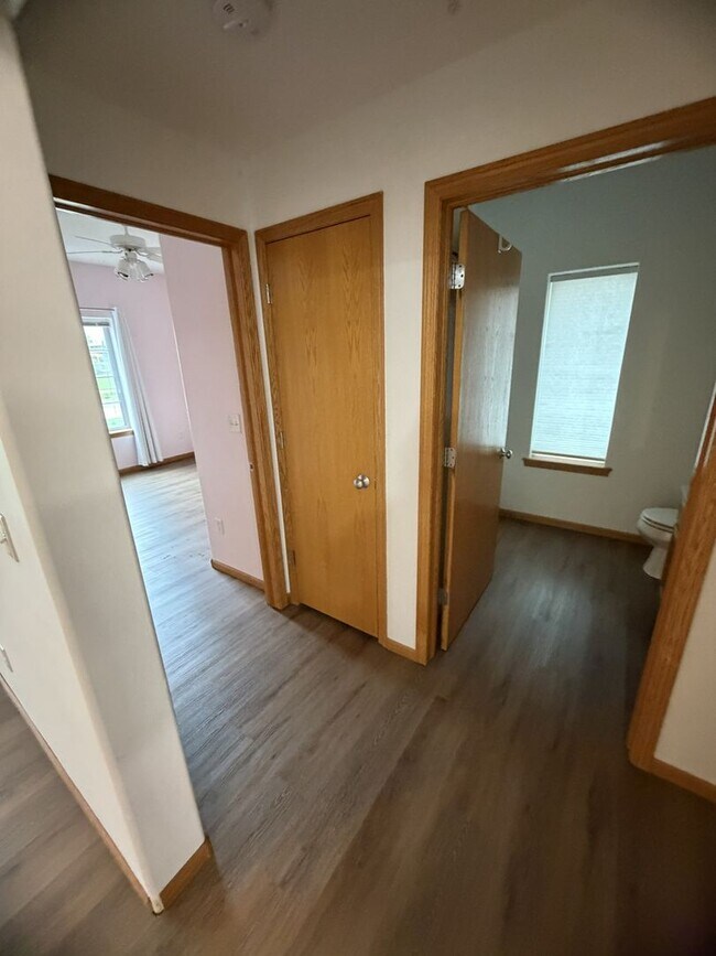 Building Photo - New Listing - 2 Bedroom, 1 Bath Condo on Northeast side of Iowa City