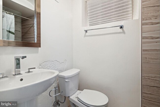 Building Photo - 3712 Fordham Rd NW