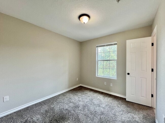 Building Photo - 3 bed 2.5 bath conner townhome $1,345