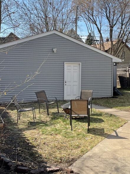 Building Photo - 726 Quincy St NE