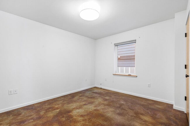 Building Photo - 500 NE Brazee St
