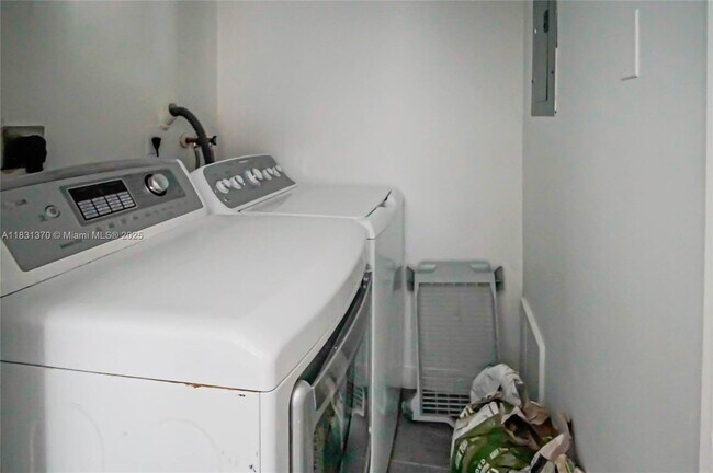 Building Photo - 2161 Orange Grove Dr