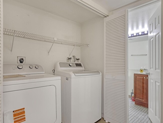 Building Photo - 4095 Palm Bay Cir