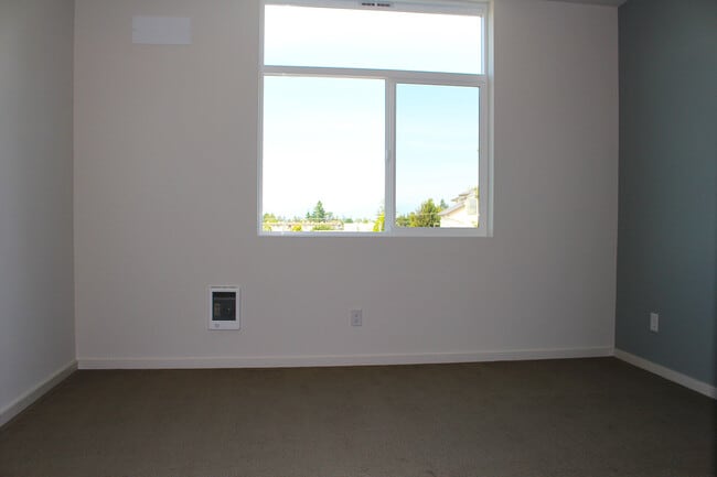 Building Photo - CROWN HILL TOWNHOME W HIGH END FINISHES & ...