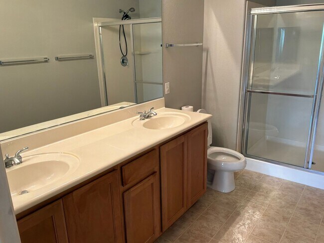 Building Photo - Condo 2 bedroom 2 bathroom Gated Entrance