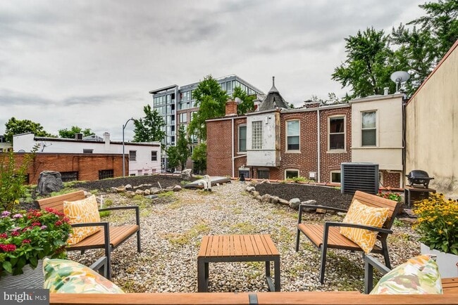 Building Photo - 1413 Swann St NW