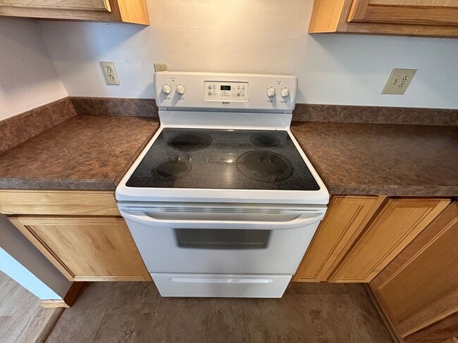 Building Photo - 5 Bed 2 Bath Home with 2 Car Attached Garage in Quiet Nice Neighborhood.