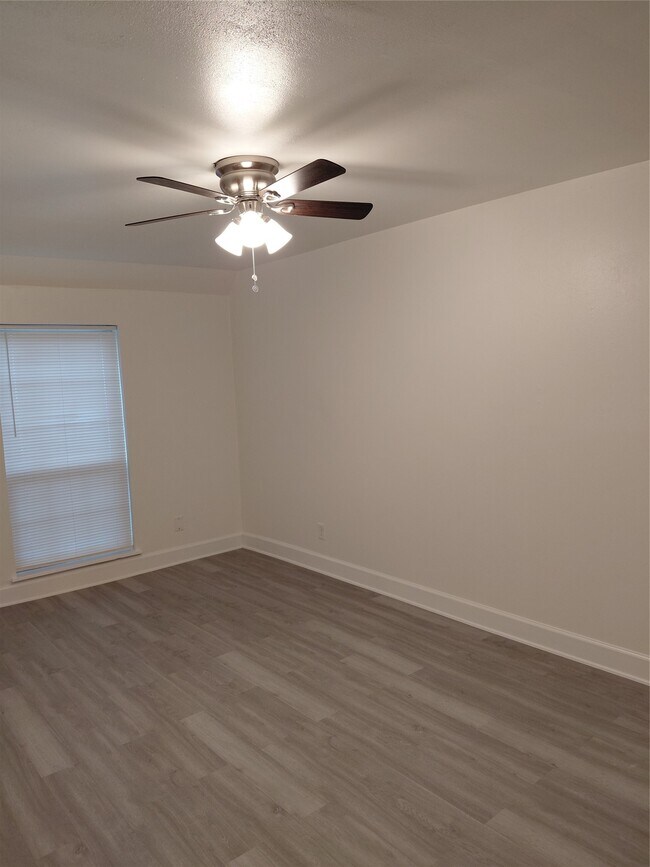 Building Photo - 13150 Trail Hollow Dr