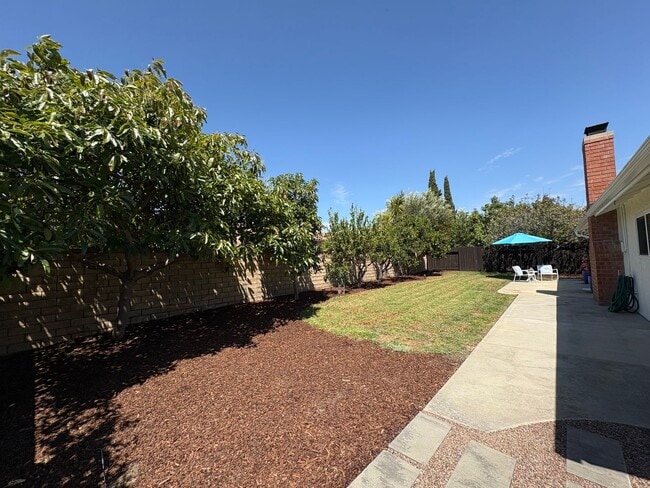 Building Photo - East End Ventura Gem - Spacious, Sunny & Immaculate