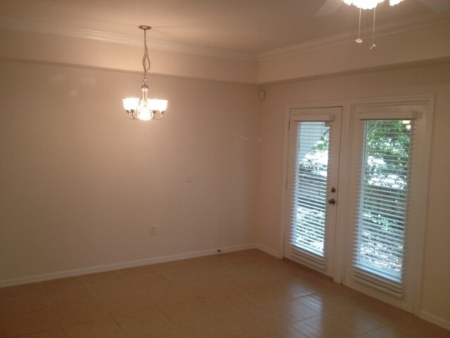 Building Photo - Quiet neighborhood close to Royal Park Plaza, theaters, shopping, restaurants, and UF
