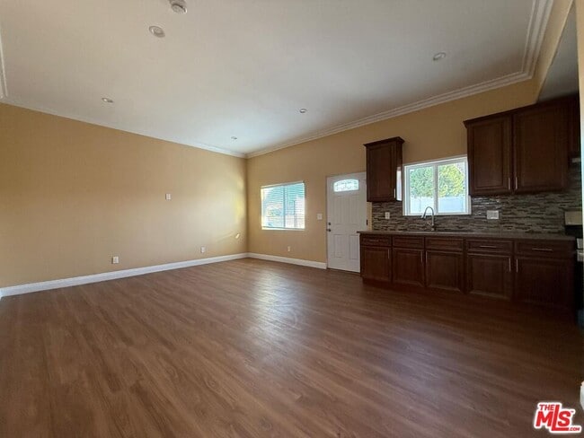 Building Photo - 7632 Kraft Ave