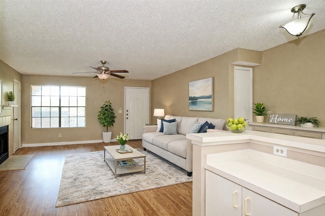 Building Photo - Nice 1 bed/ 1 bath second-floor condo at Lakewood Park Condominium