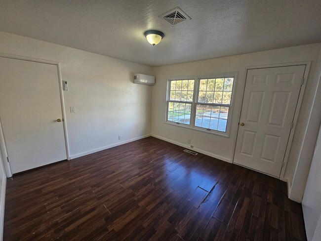 Building Photo - 4 bedroom 2 bath Home For Rent in Orland!