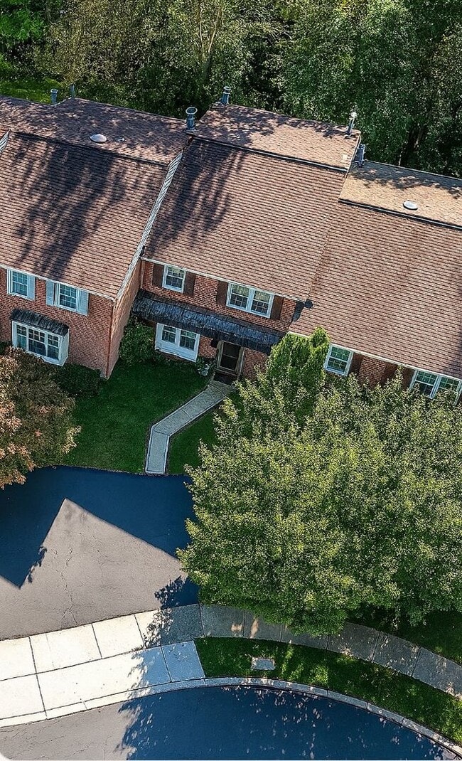 Building Photo - Beautiful updated 3-bedroom 1.5 bath townh...