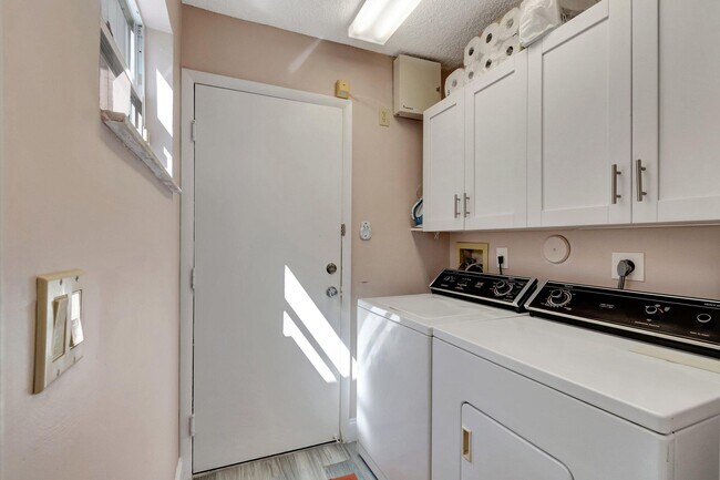 Building Photo - 6100 Waldwick Cir