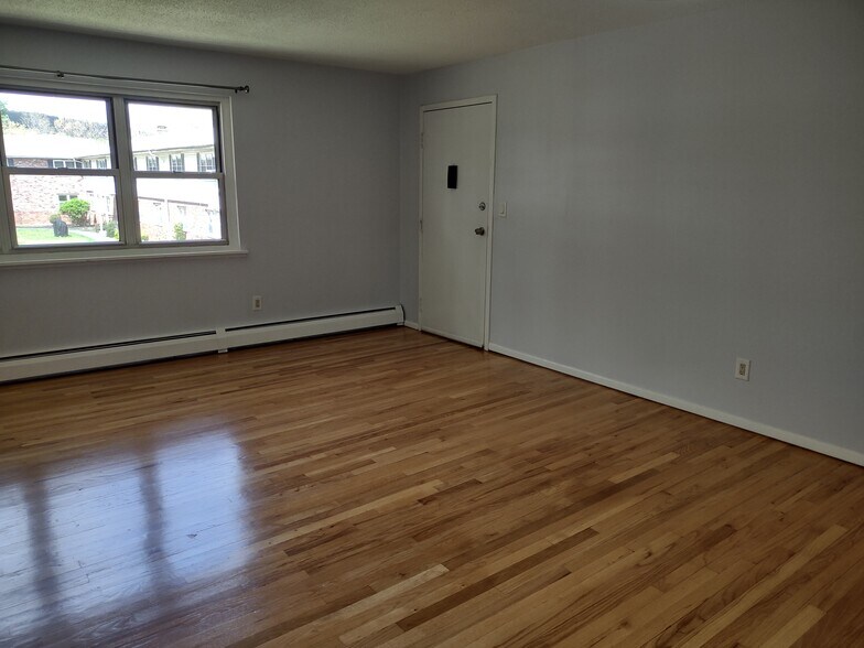 Building Photo - 482 Oak Ave