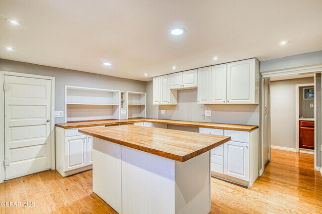 Building Photo - 1701 Elm St