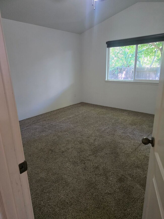 Building Photo - 3 bed 2 bath  Home for Rent in Grants Pass