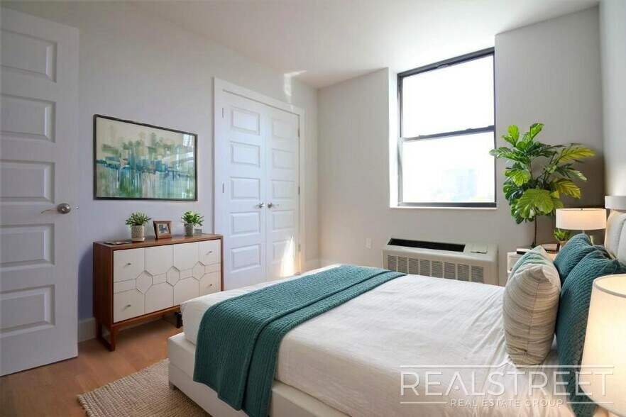 Building Photo - LUXURY 3 BR in Queens!