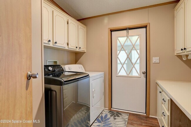 Building Photo - 561 Dolphin Cir