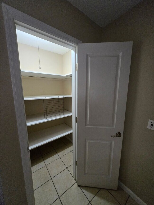 Building Photo - 2 bedroom, 2 bath/1st Floor Unit in Hawthorne Reserve