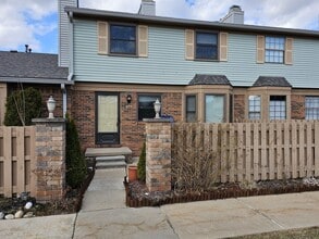 Building Photo - 2011 Vine Way Dr