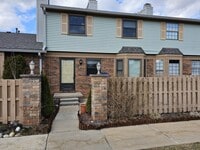 Building Photo - 2011 Vine Way Dr