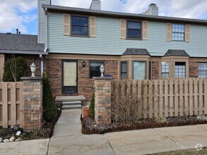 Building Photo - 2011 Vine Way Dr