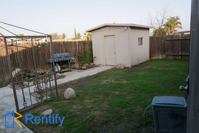 Building Photo - Updated! 4BD/2BA Home in SW Bakersfield