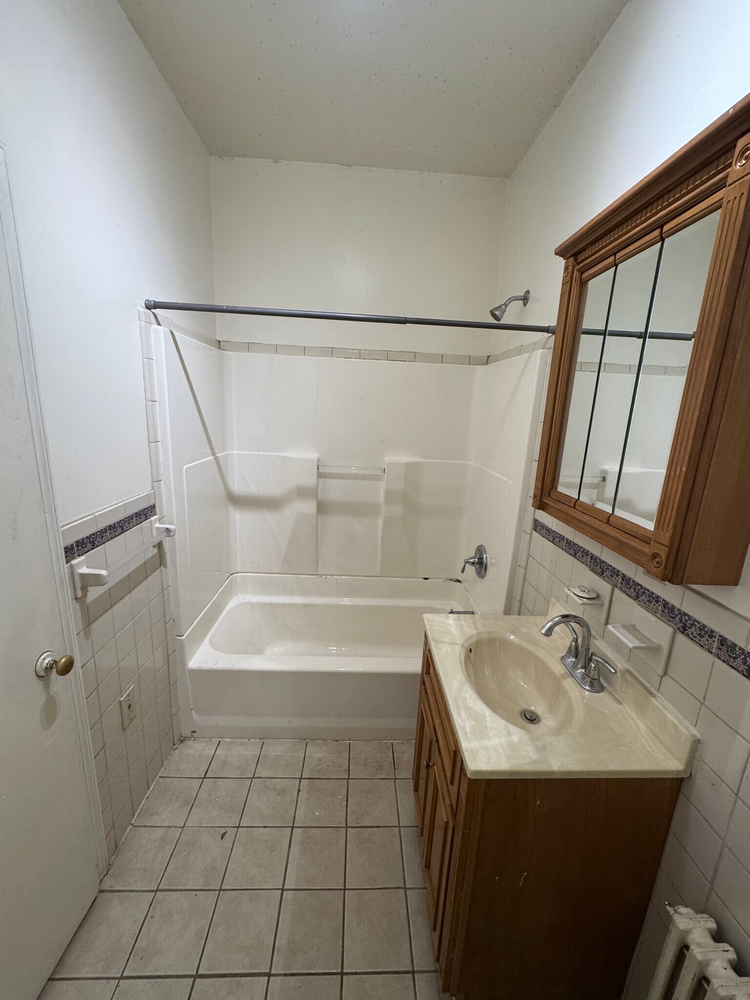 Main bathroom with Tub/Shower Combo - 151 N Hanover St