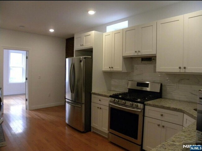 Primary Photo - 43 Ridgewood Blvd E