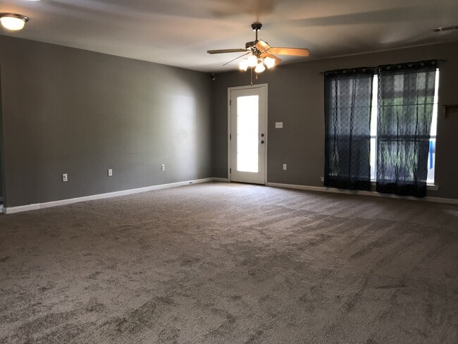 Building Photo - 3 Bedroom House in Denham Springs
