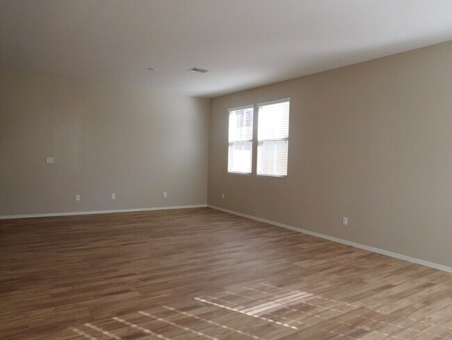 Building Photo - Naturally Well-Lit 4 bed/3 bath Single-Fam...