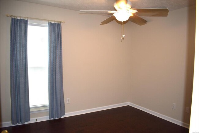 Building Photo - 1715 Young Pointe Blvd