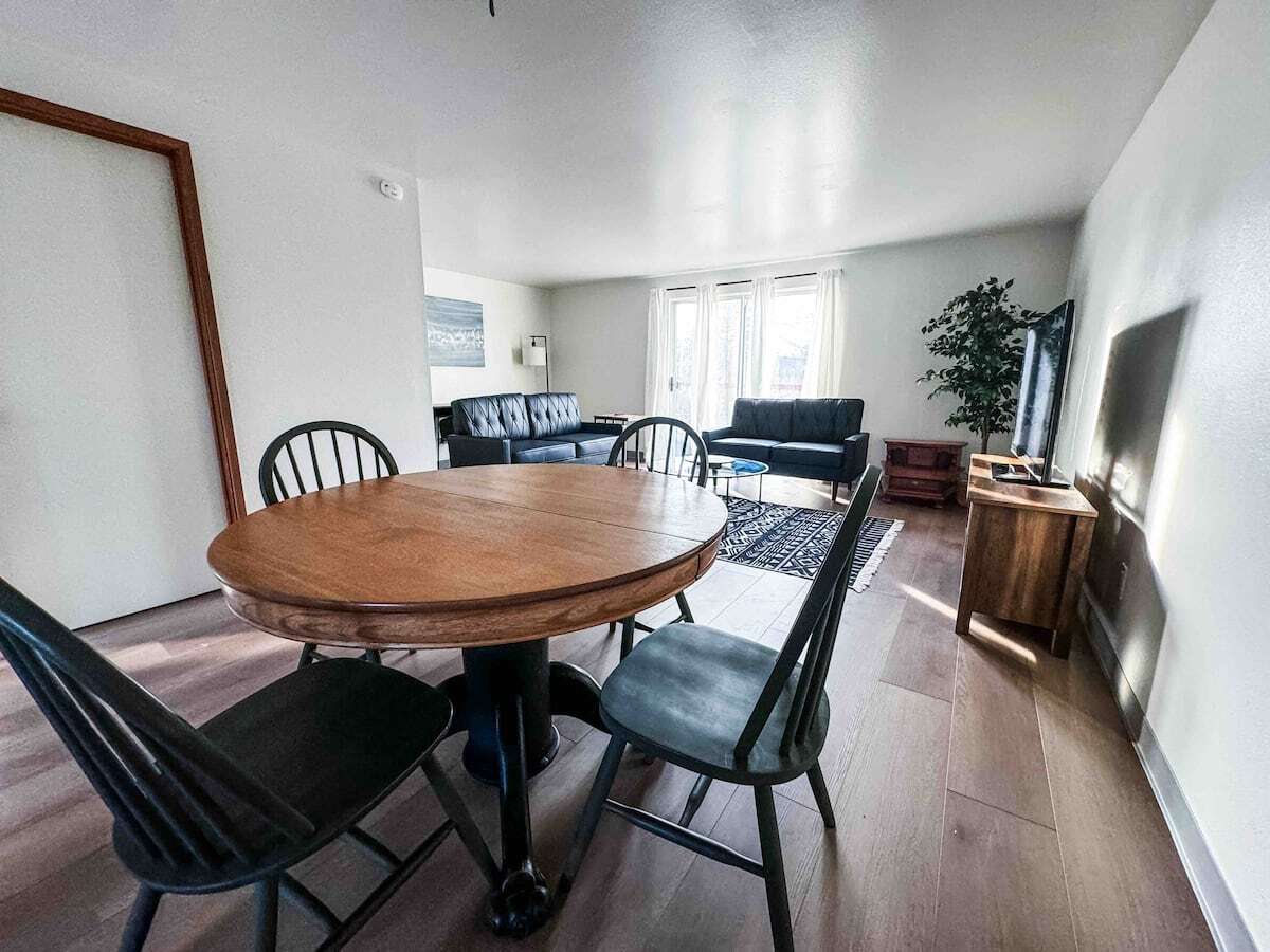 Building Photo - 329 Bessie St