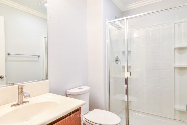 Building Photo - Beautiful 4 Bed, 3.5 Bath Townhouse