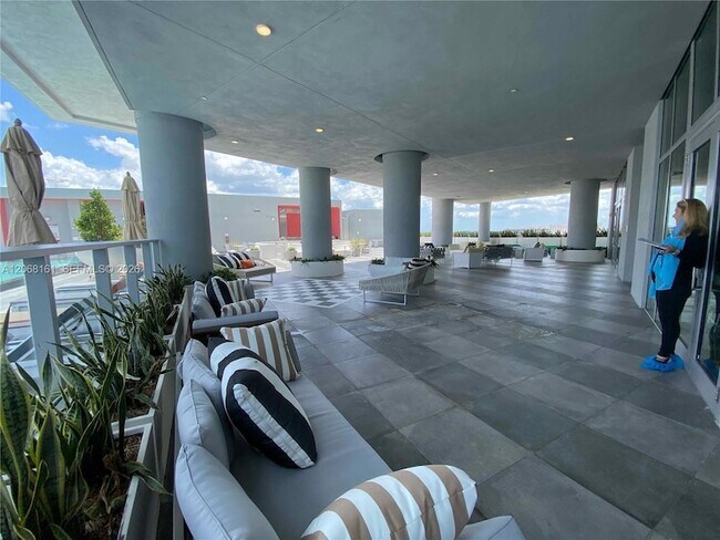 Building Photo - 2000 Metropica Wy