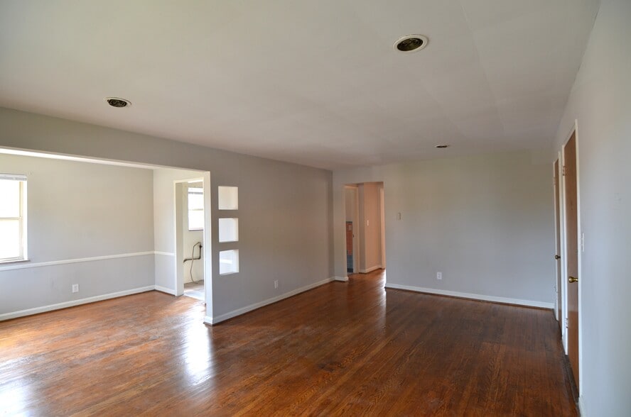 Building Photo - 6609 Bantry Ave