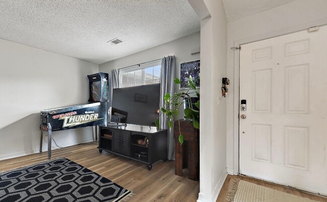 Building Photo - Updated 4 bedroom 2.5 bath home in Ocean Springs!