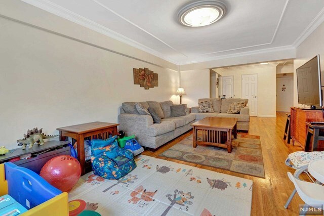 Building Photo - 326 Bridge Plaza N