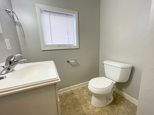 Building Photo - PRELEASING for AUGUST! Pet-Friendly 4BR Walk to Ball State, in unit Washer/dryer and hardwood flo...