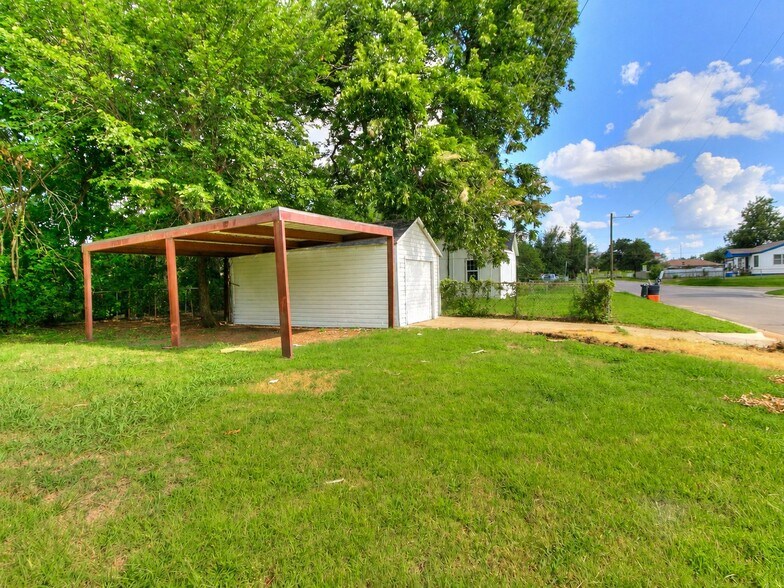 Building Photo - 601 SE 35th St