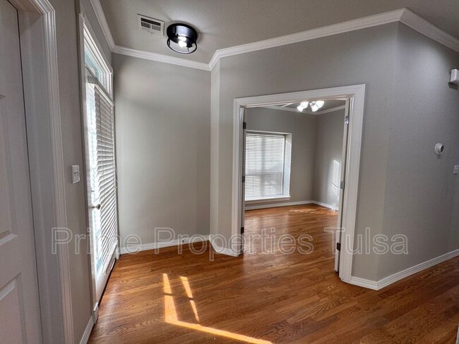 Building Photo - 528 North Willow Pl W