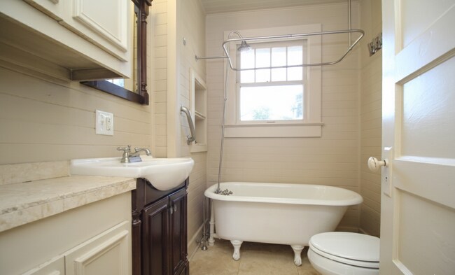 Building Photo - East Pensacola Heights 2BR Cottage Near Downtown with Heart-Pine Floors, Updated Kitchen & Rear A...