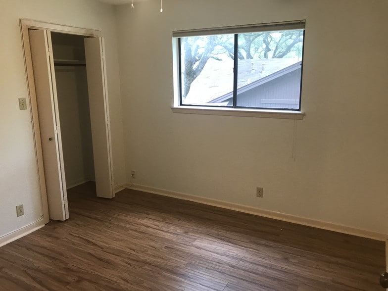 Bed 4 - 11203 Oak View Dr