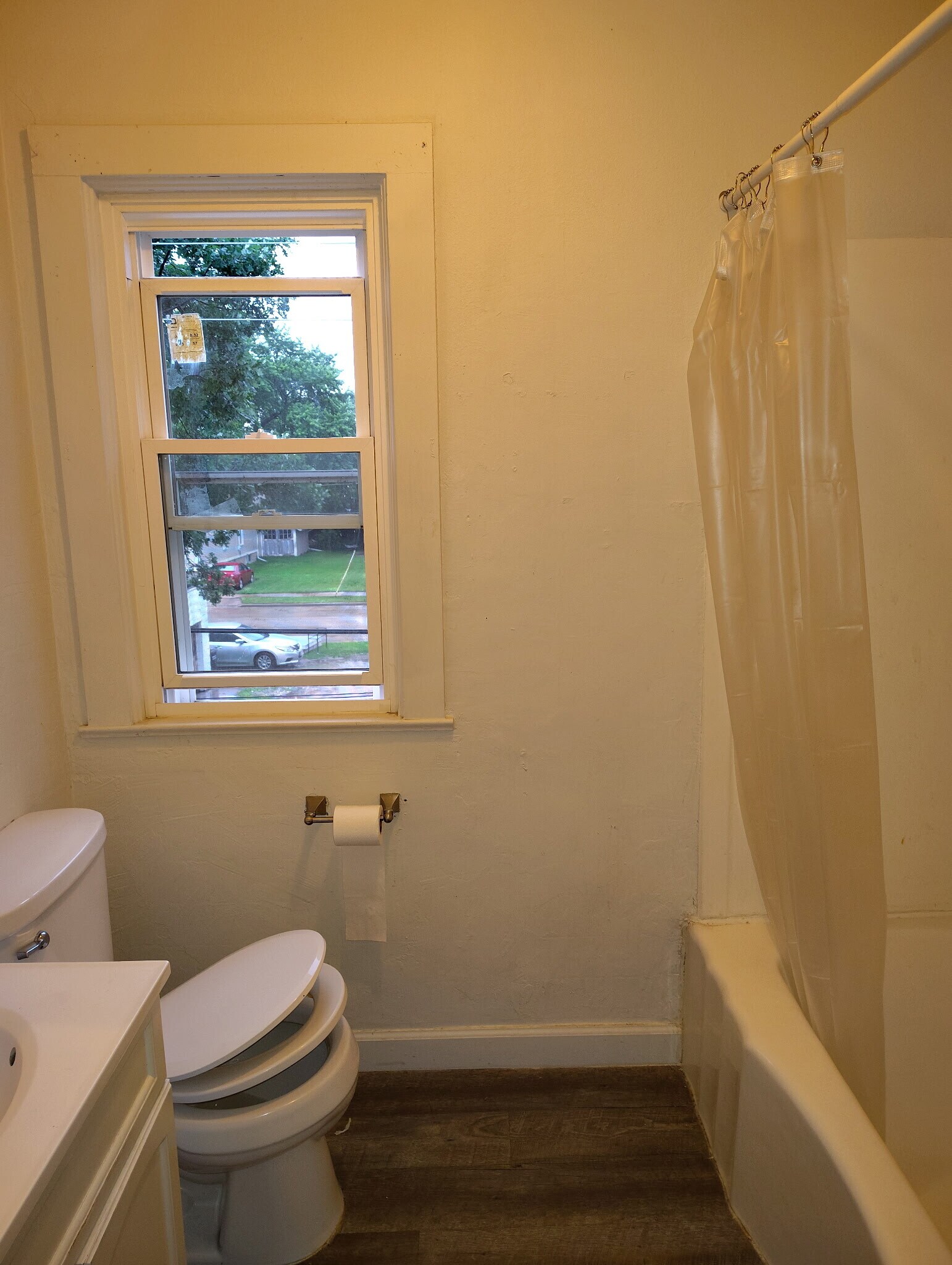 Bathroom - 813 N Main St